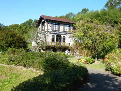 祈念館の敷地内に豊田喜一郎邸が移築されています。